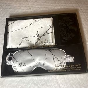3 piece marble sleep set. Includes satin pillow case, sleep mask & scrunchie